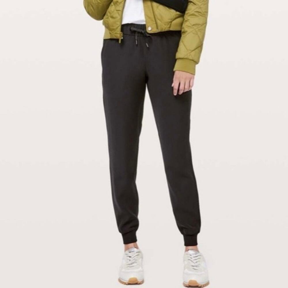 Lululemon Sz 10 On The Fly Jogger in Black Travel Woven Fabric Athletic W5BZDS
